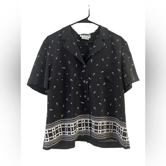 joan leslie Tops - Joan Leslie black and white button down short sleeve shirt